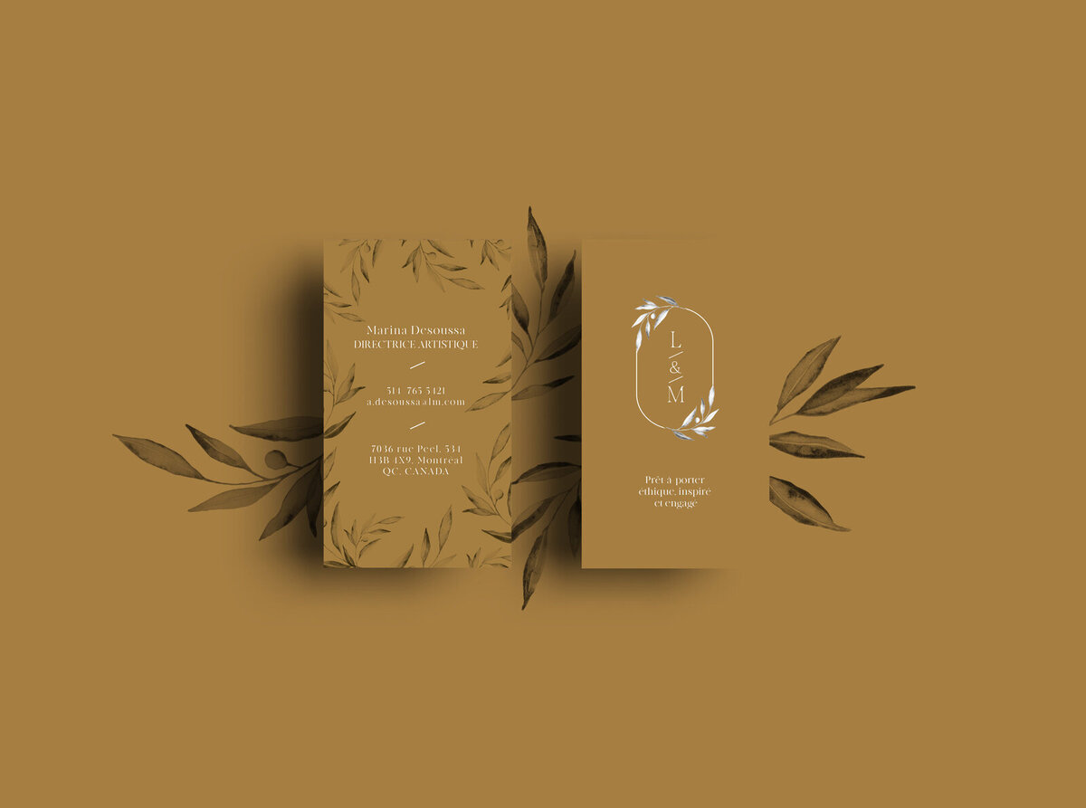Cartes de visite ocre, recto verso, L&M. illustration de feuillage en aquarelle en arrière plan. Crées par le STudio Youmé, graphisme en vendée.