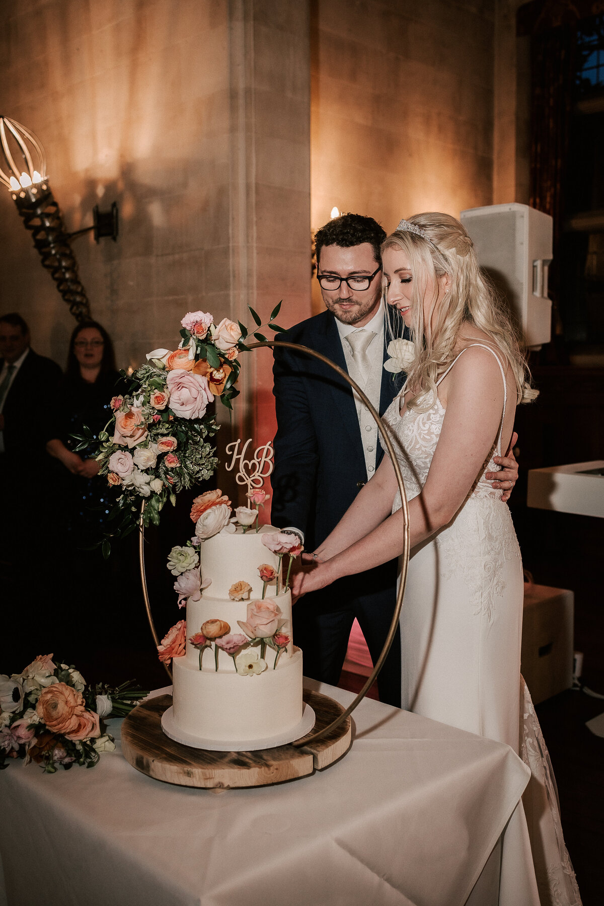 luxury-wedding-cake-layers-graces-buttercream-freshflowers-textured-edibleflowers-petals-cakehoop-5