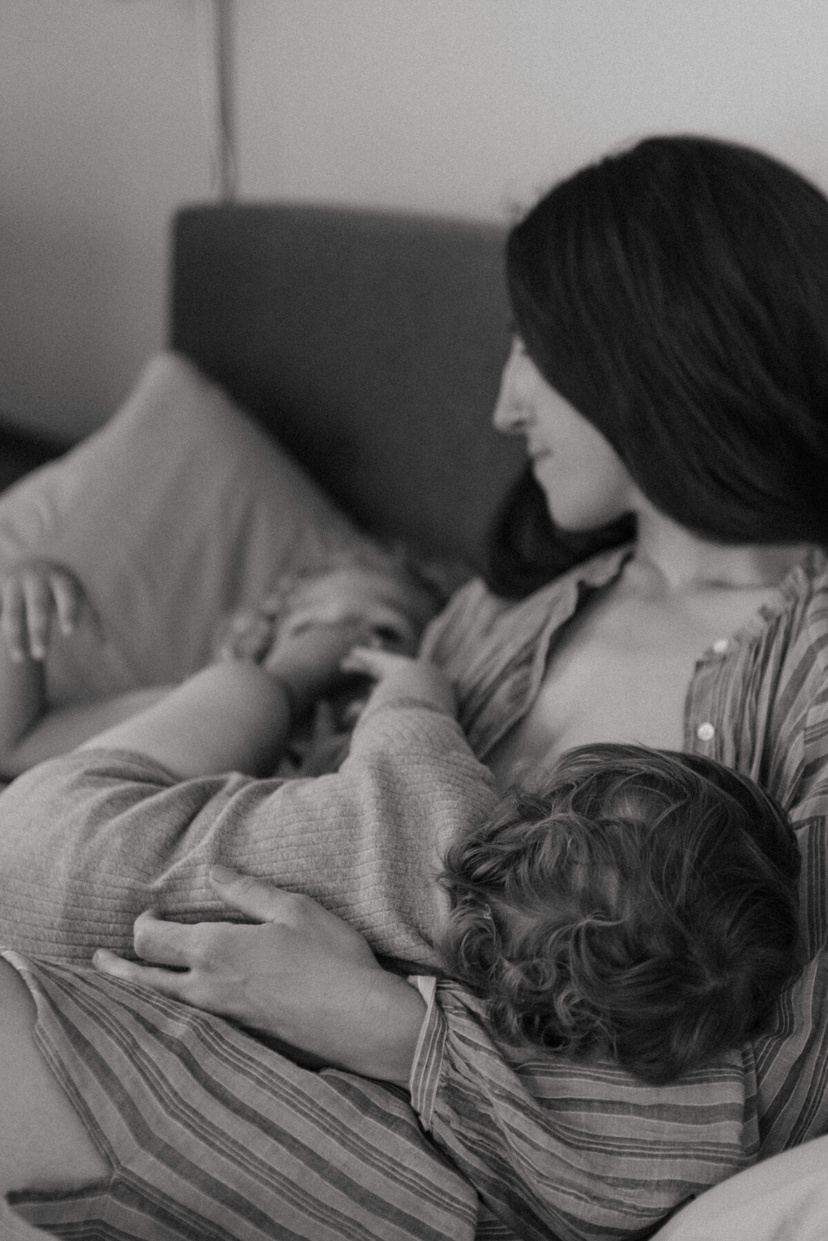 breastfeeding-motherhood-longform-session-in-home-59
