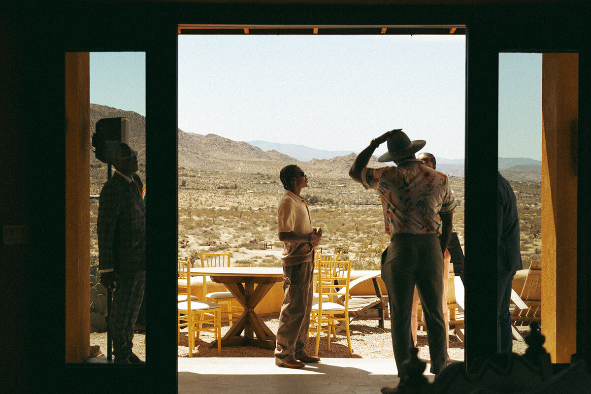 Faye-Fern-Creative-GoldenVibesPhoto-Sacred-Sands-Joshua-Tree-Wedding-Richie-James-Clara-Critchfield-Getting-Ready-01