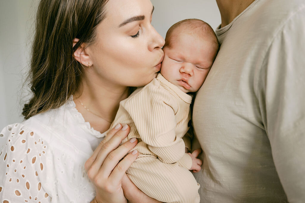 Austin mom kisses baby newborn photos