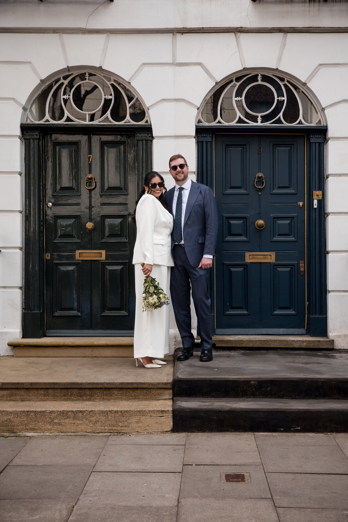 Couple de jeunes mariés dans les rues d'Islington à Londres - Photographe de mariage
