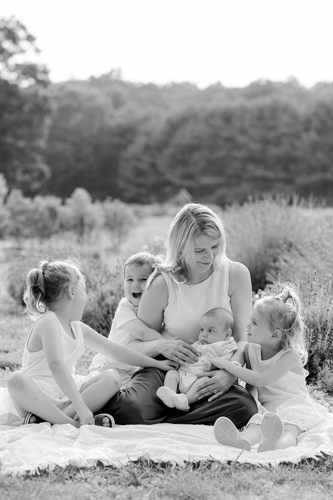 Extended-Family-at-Lavender-Pond-Farm-Killingworth-Connecticut0035-BW