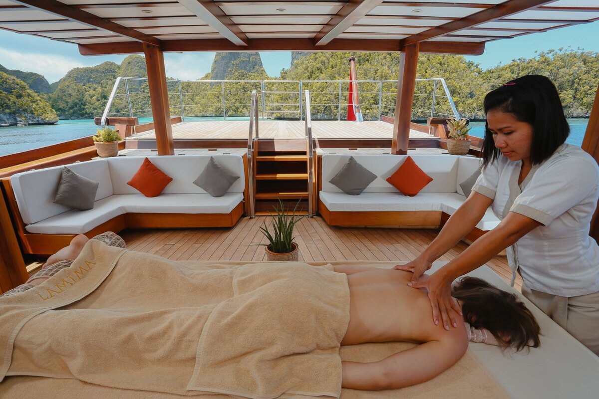 Indulge in a relaxing massage with the two qualified spa therapists onboard Lamima in Indonesia.