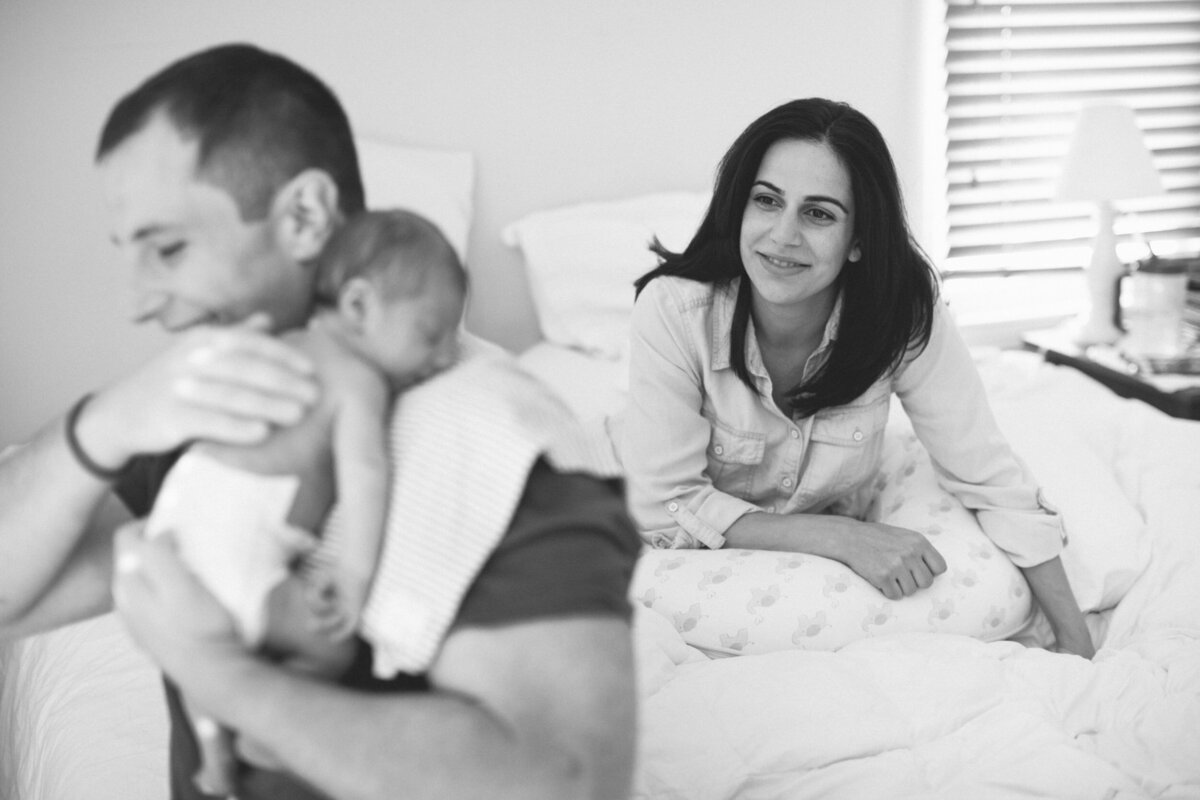 candid-natural-boston-newborn-family-photographer-zev-fisher-020