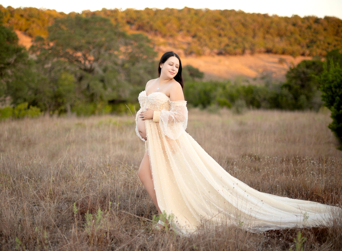 Balcones-Canyonlands-maternity-photoshoot-hello-photography