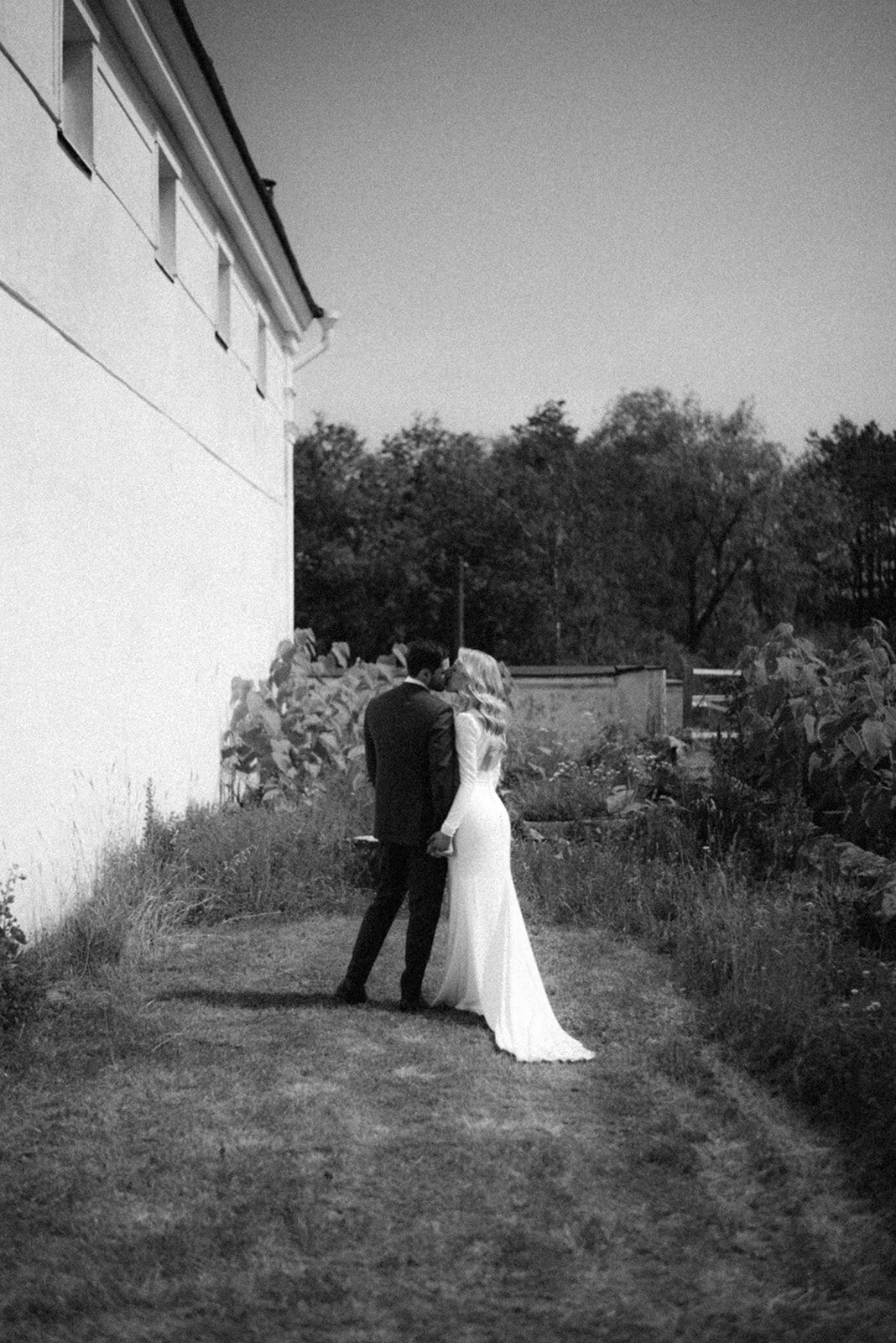 Hääkuva hääparista Oitbackan kartanolla