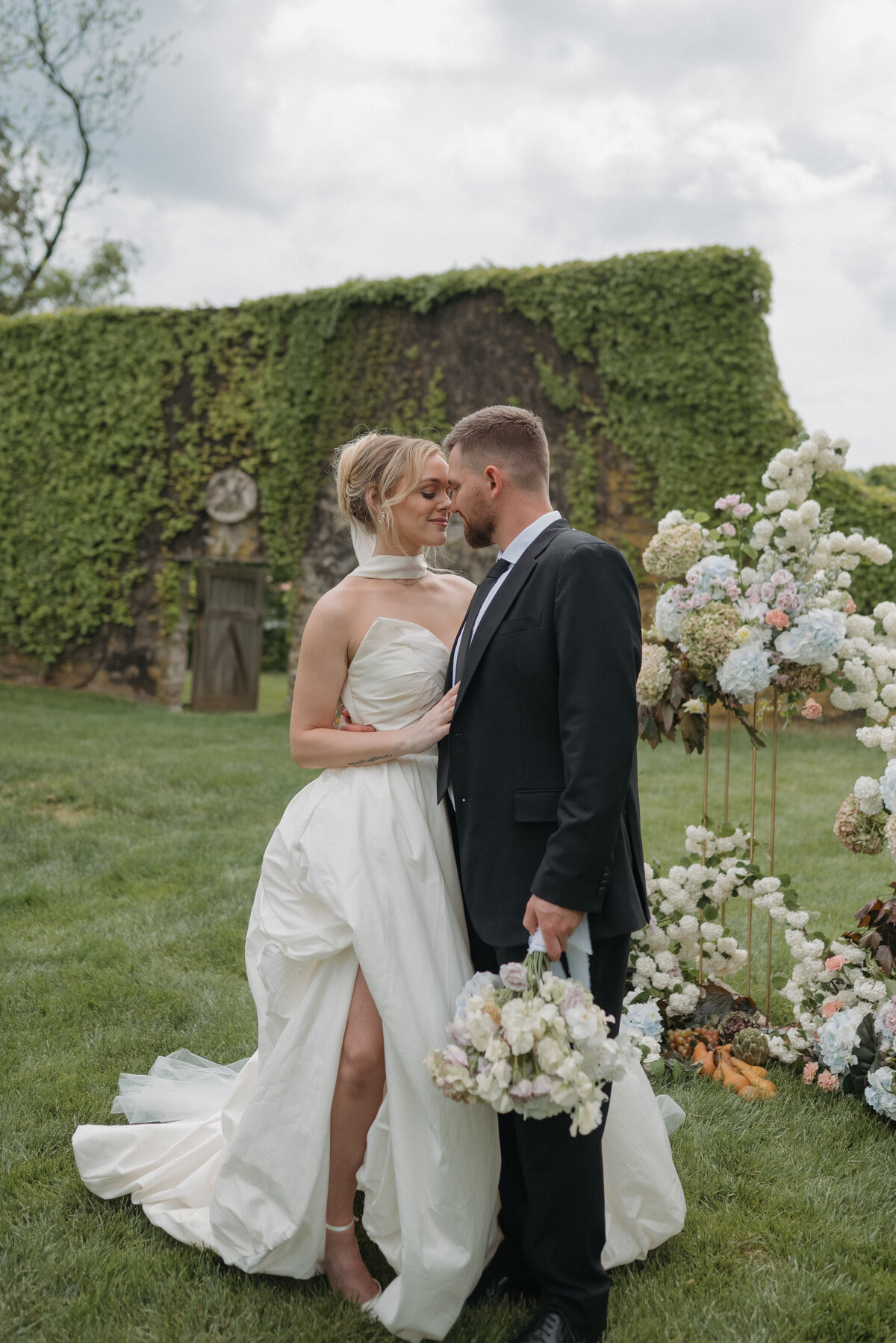 Lauren-Carly-Photo--Highlands-Mansion-European-Countryside-Garden-Wedding-NJ-PA-Destination-Wedding-Photographer--009489