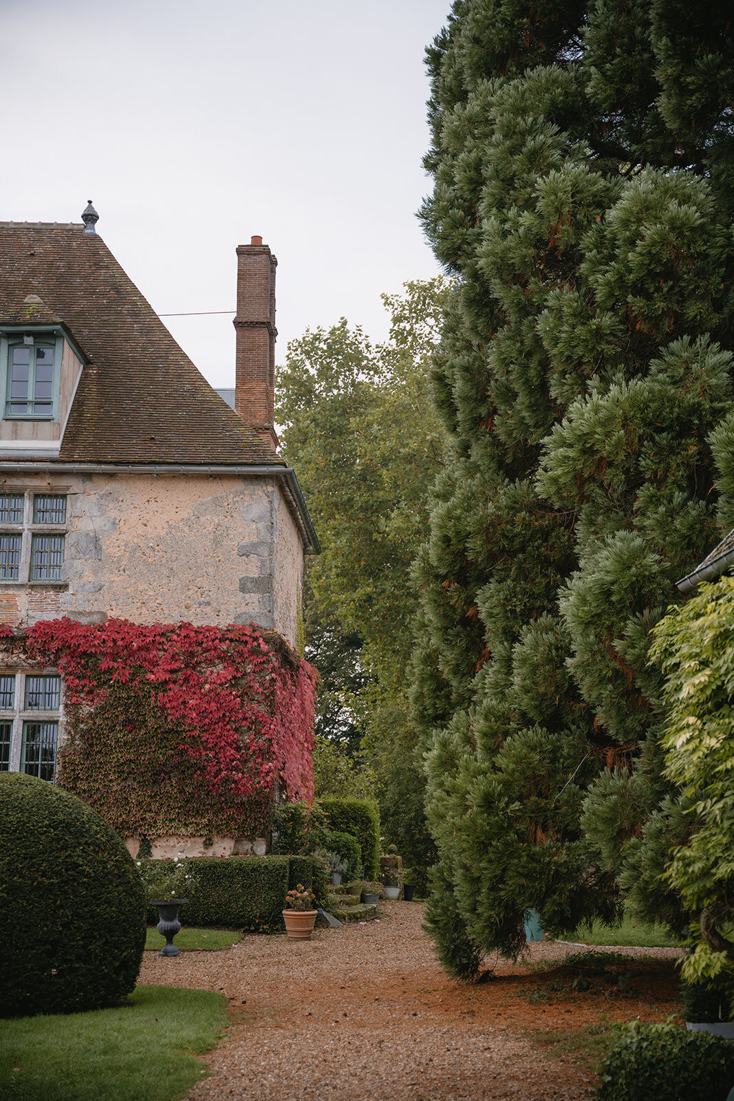 Wedding_Château _France_florist_trend _2025_maximalist_flowers_Capucineatelierfloral10