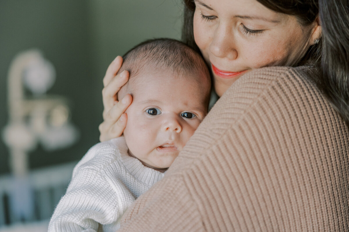 lifestyle-newborn-photography-richmond-mom-holding-baby.jpg​