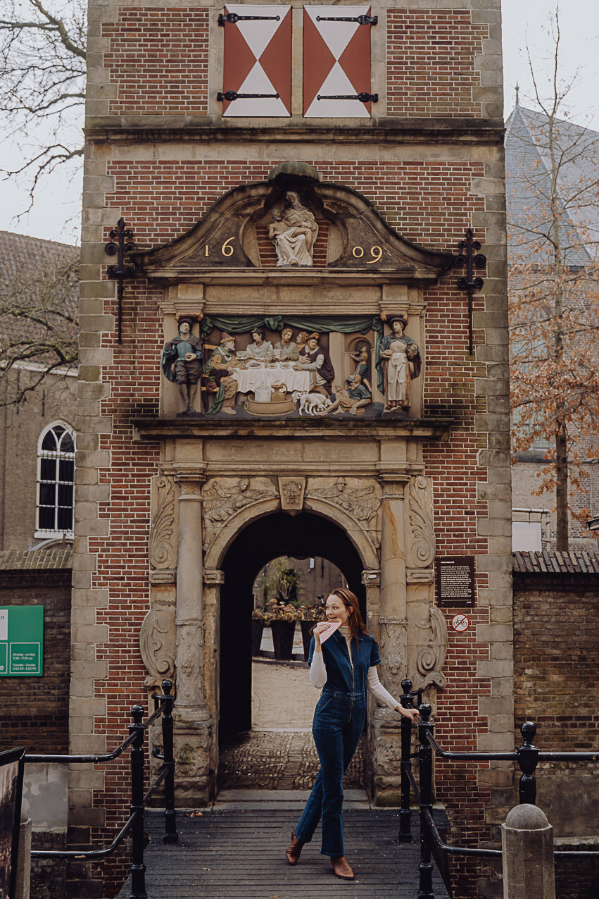 Vrouw met siroopwafel bij Museum Gouda