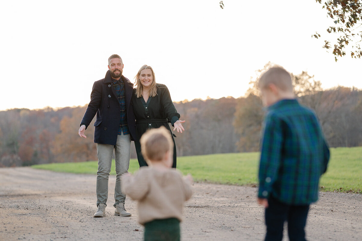 Family-outdoor-photoshoot-connecticut-green-color-scheme_0051
