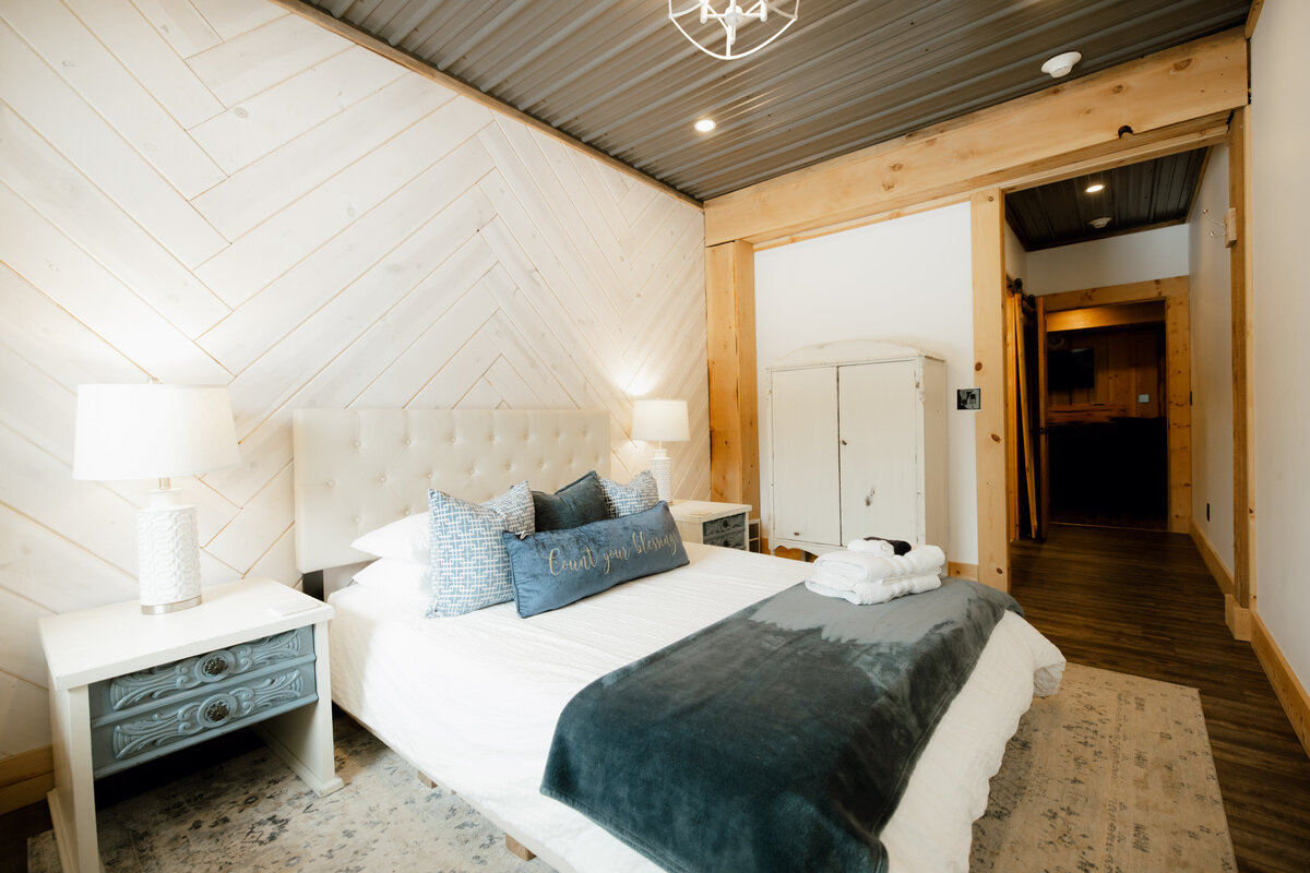 Bear-Ridge-Destination-barndo-suites-rosie-photo-video-19