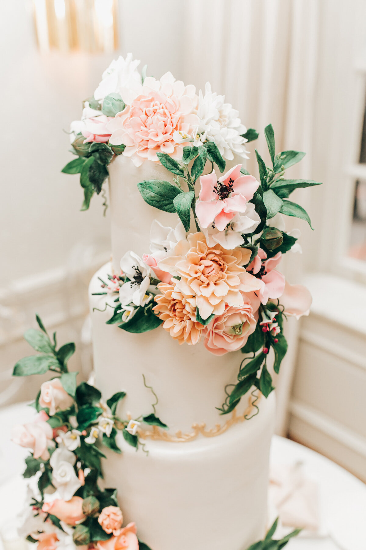 Luxurious floral wedding cake