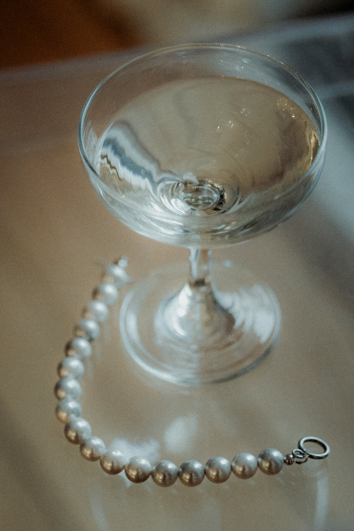 Photographe de mariage Rigaud Café de l'Horloge Verre de champagne et perles