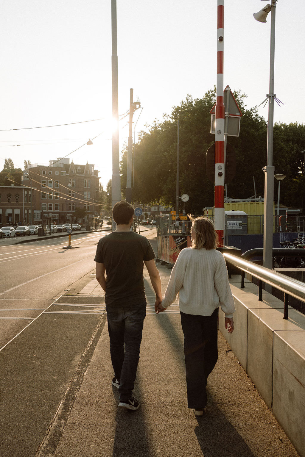 Interieur lifestyle fotografie - golden hour wandelen amsterdam