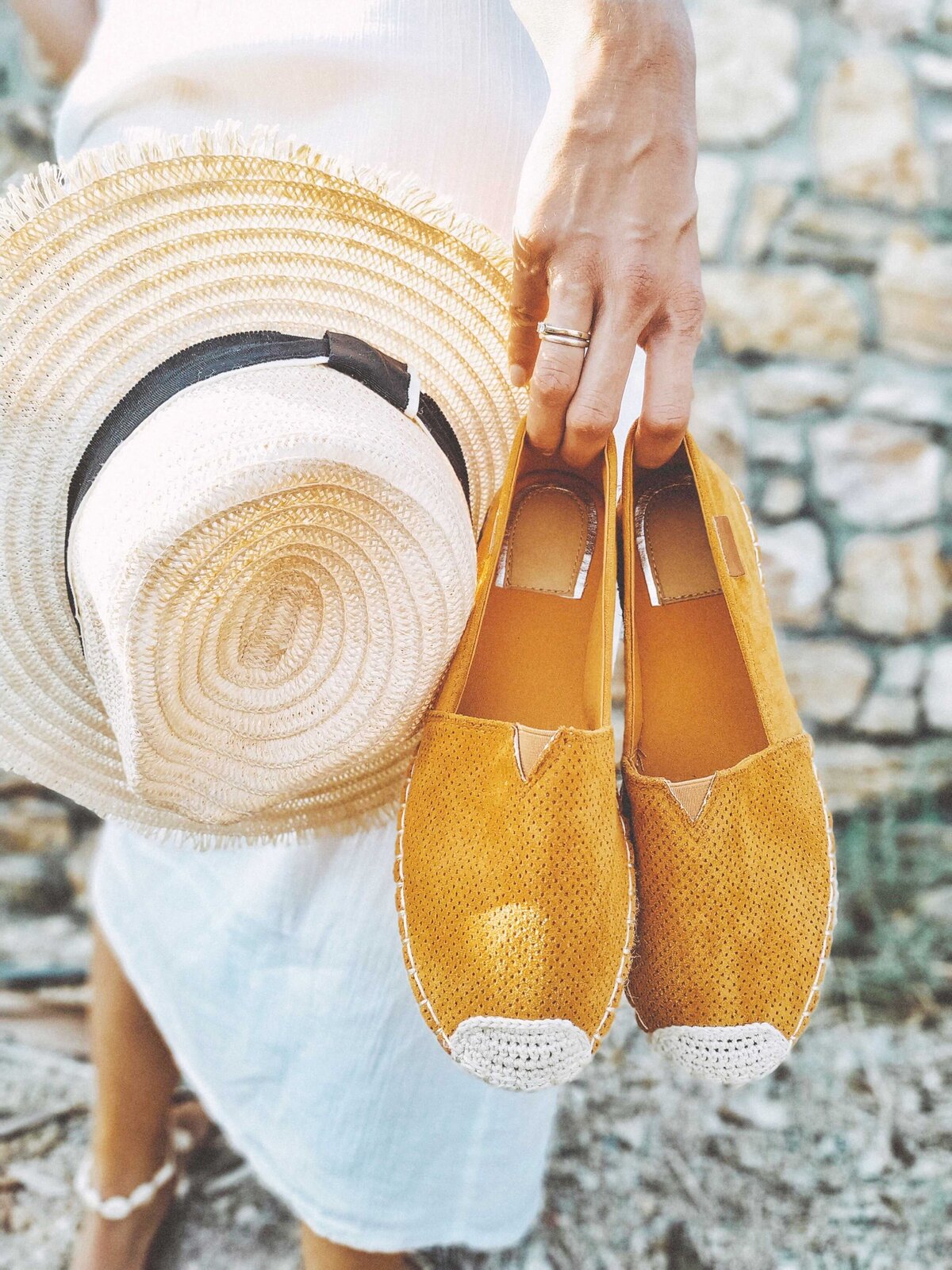 Traveler with hat and shoes