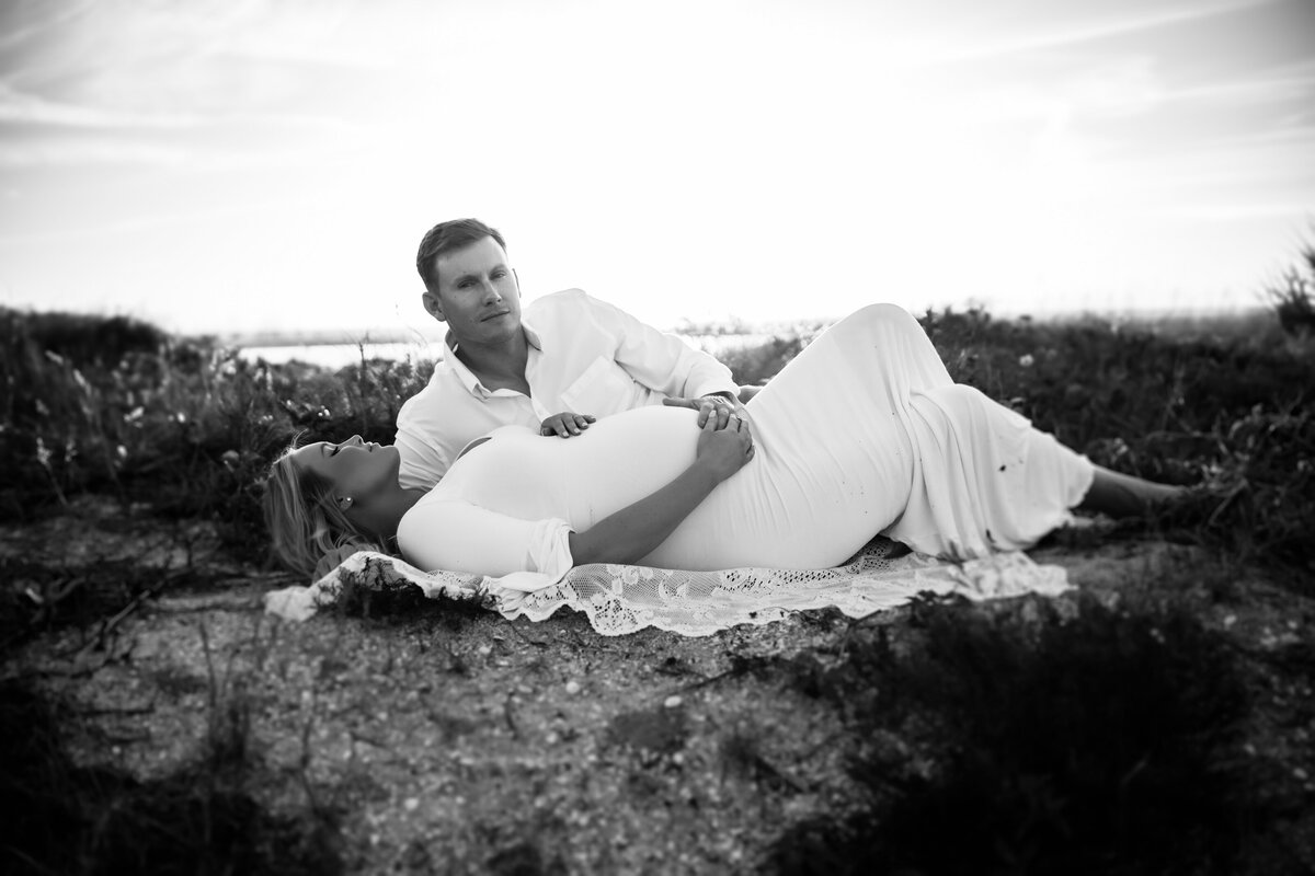 editorial vibed couples beach  portrait in black and white at the beach
