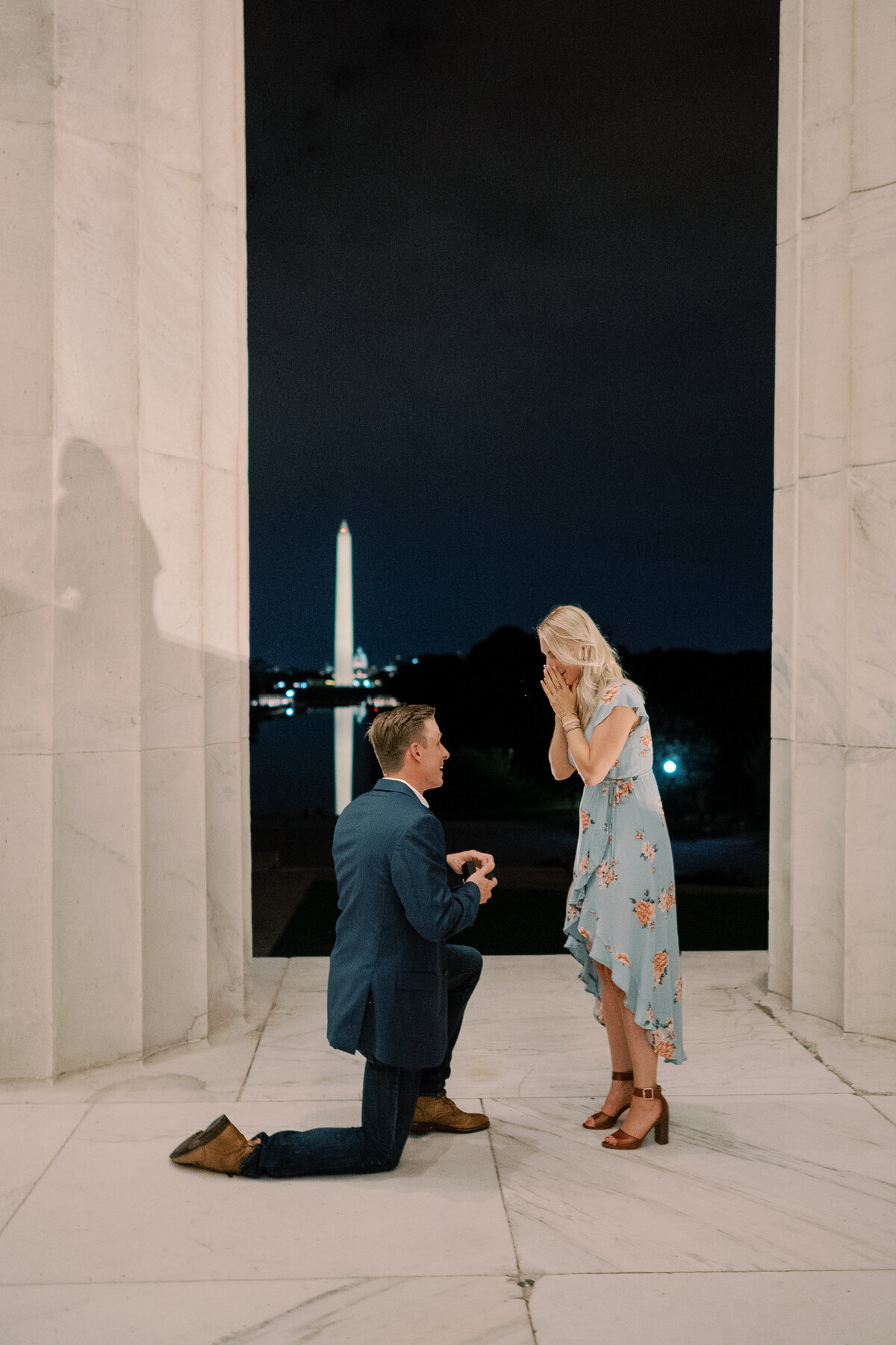 dc proposal photographer take photo of man proposing to his girlfriend at the lincoln memorial