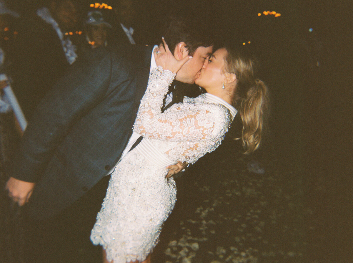 bride-groom-kiss-at-reception-13424_12