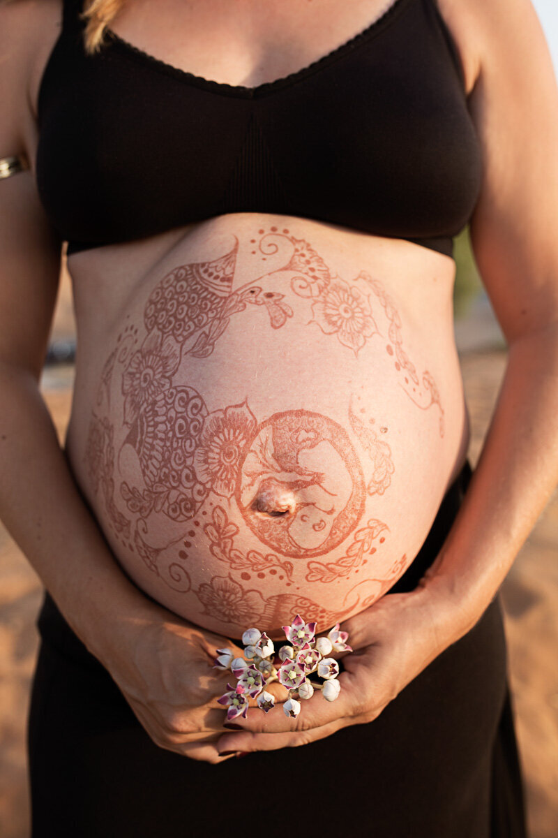 indi-styly-henna-drawn-pregnant-tummy
