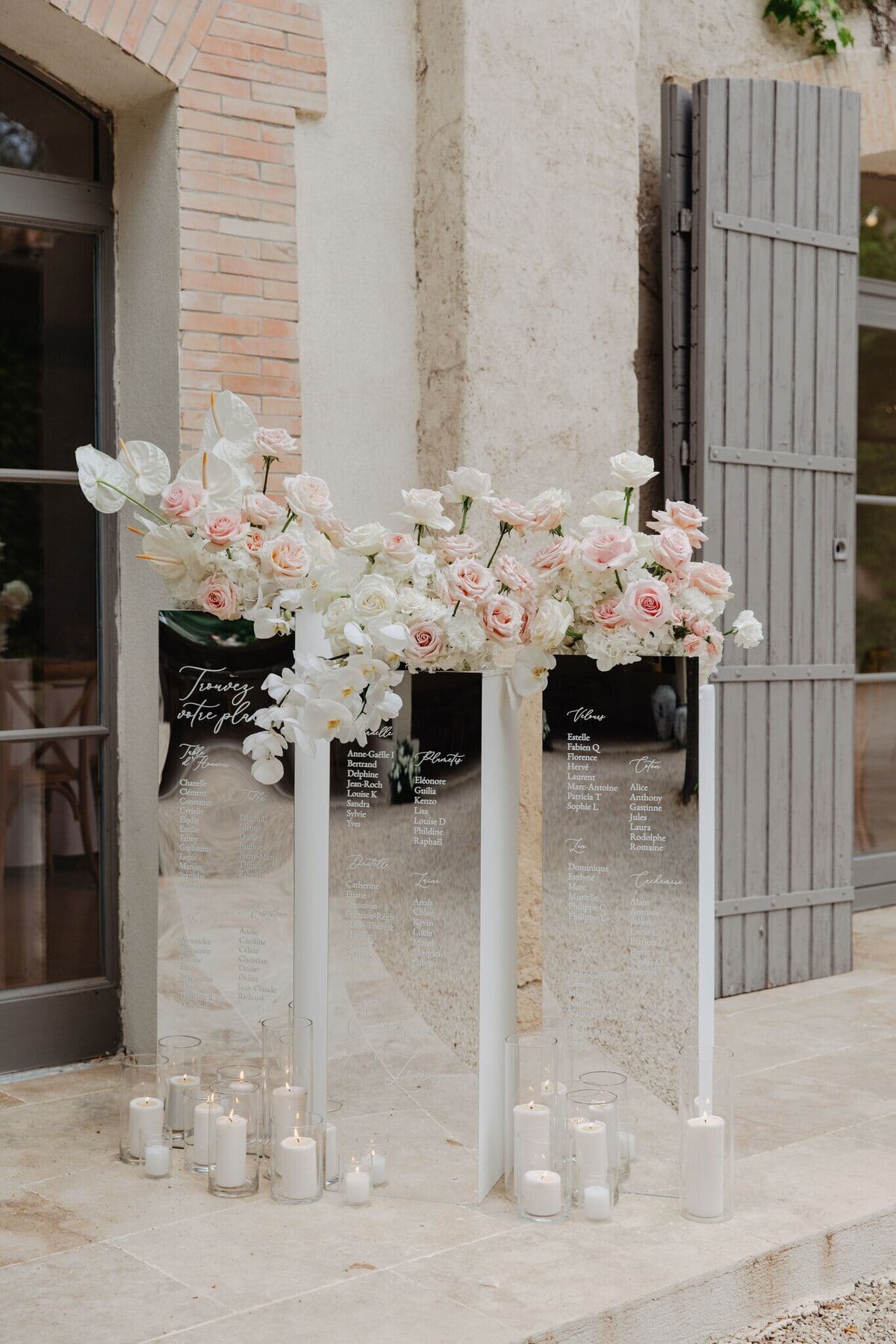 table-plan-tower-mirrors-and-floral-decoration