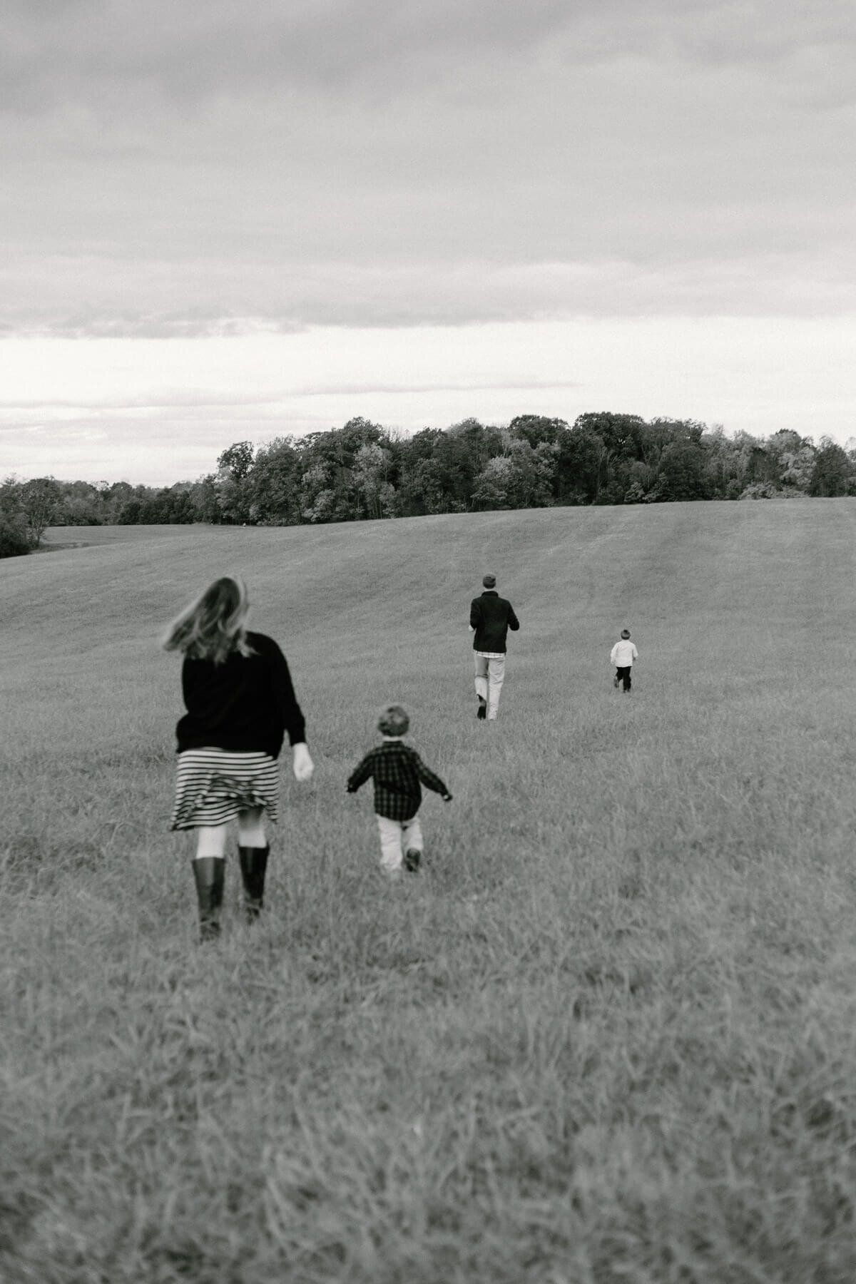17-kara-loryn-photography-family-running-in-grassy-field