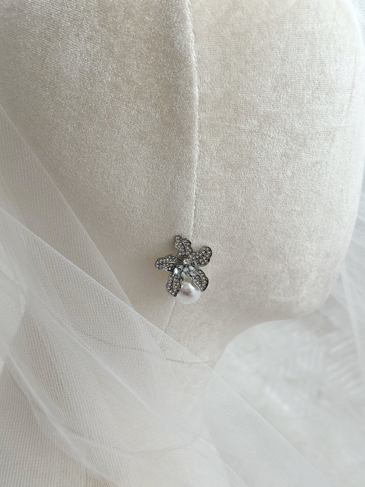 Handcrafted bridal jewelry set with shimmering pearls and crystals
