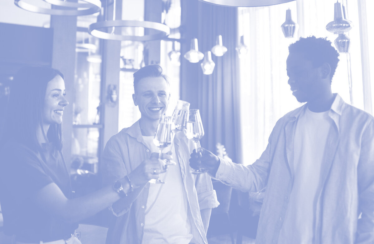 Collègues trinquant ensemble dans un lounge luxueux  dans le cadre de l'organisation d'événement d'entreprise.