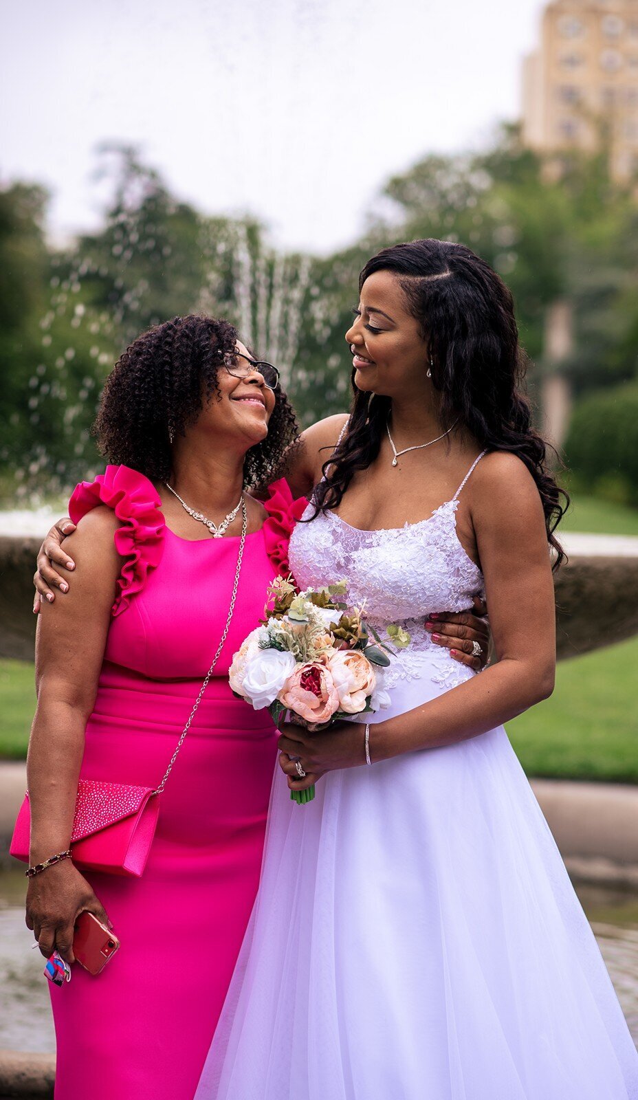 osborne-garden-bride-and-her-mother-hugging