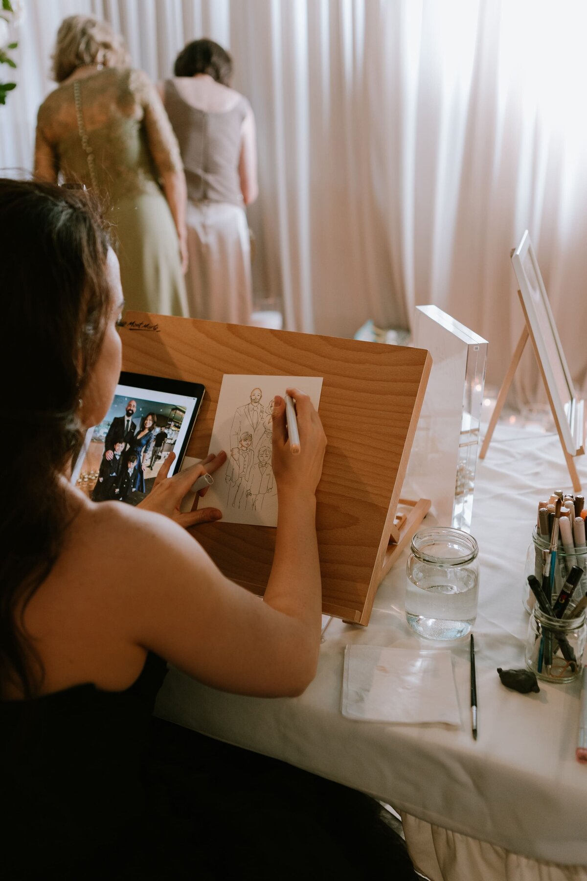 live-wedding-guest-illustrator-at-work
