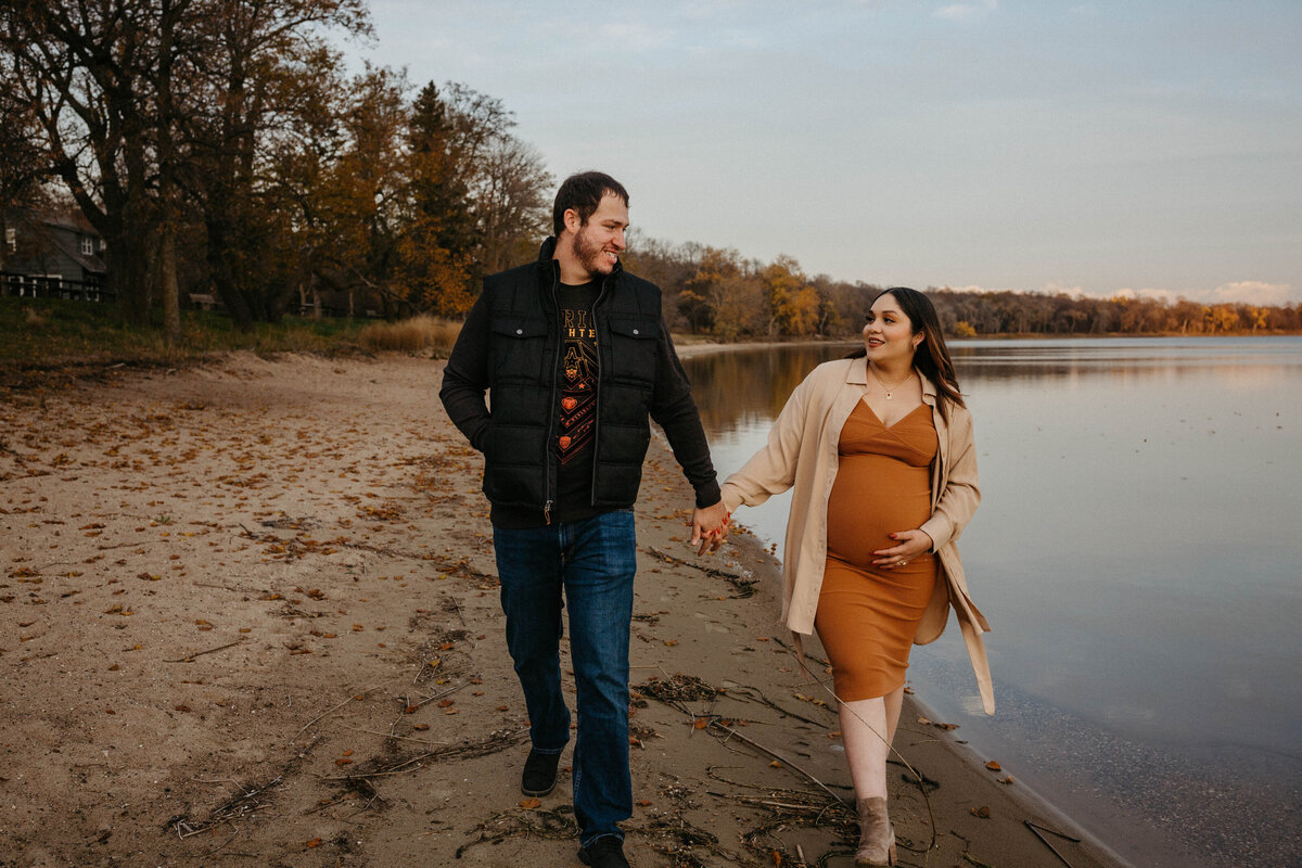 mom-and-dad-walking-on-beach