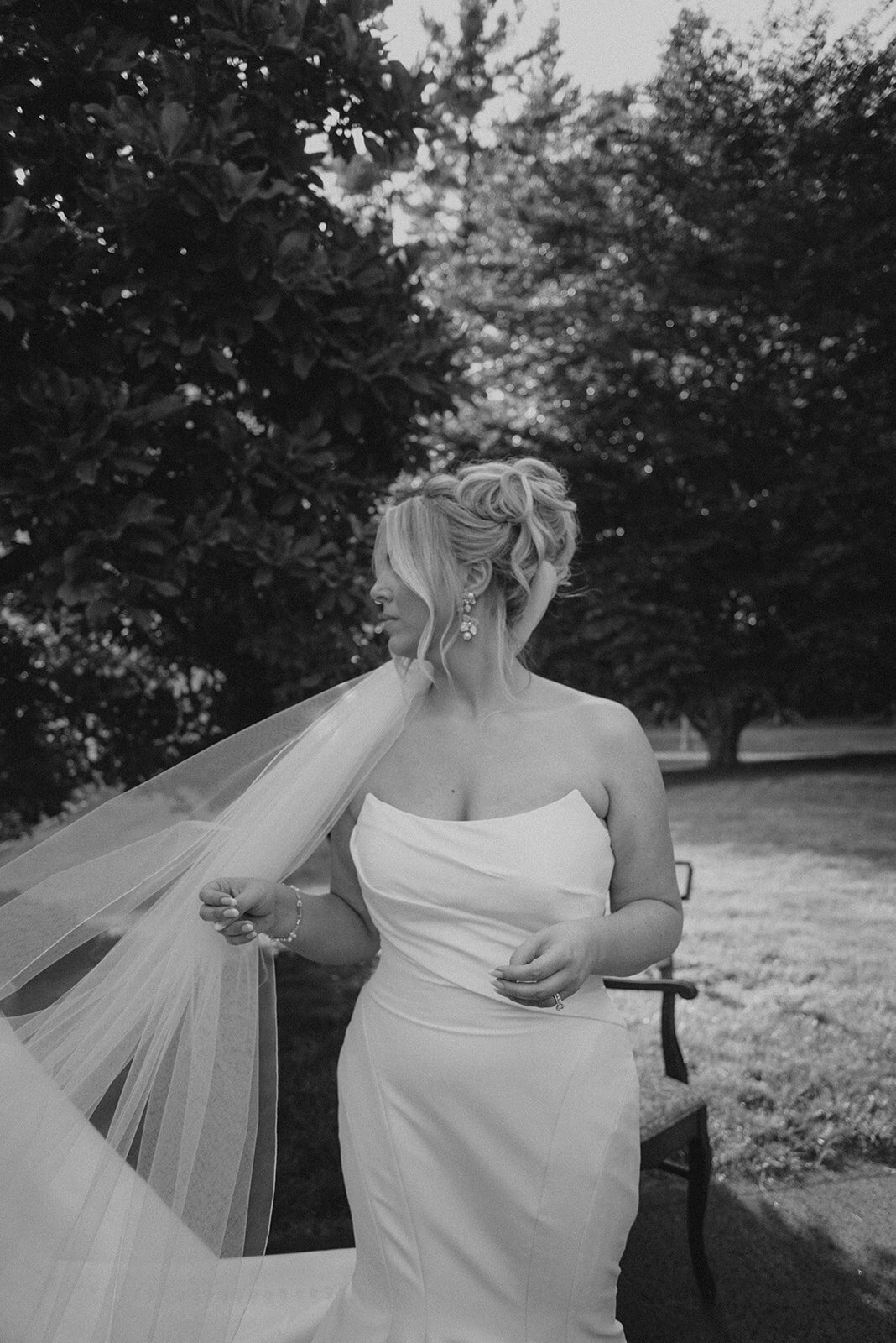 MODERN-GARDEN-MANSION-SUMMER-WEDDING-LINDSAY-BESNIK_PHOTOS_BY_MARIA_B_LUNG_0344