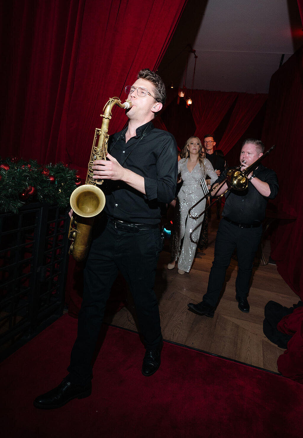 08.monochromatic-red-event-gala-dinner-social-event-modern-vintage-events