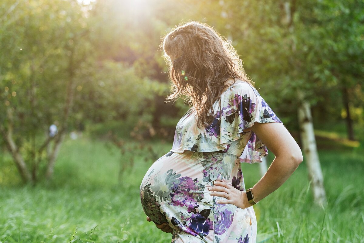 sun flare on mom during pregnancy photo shoot