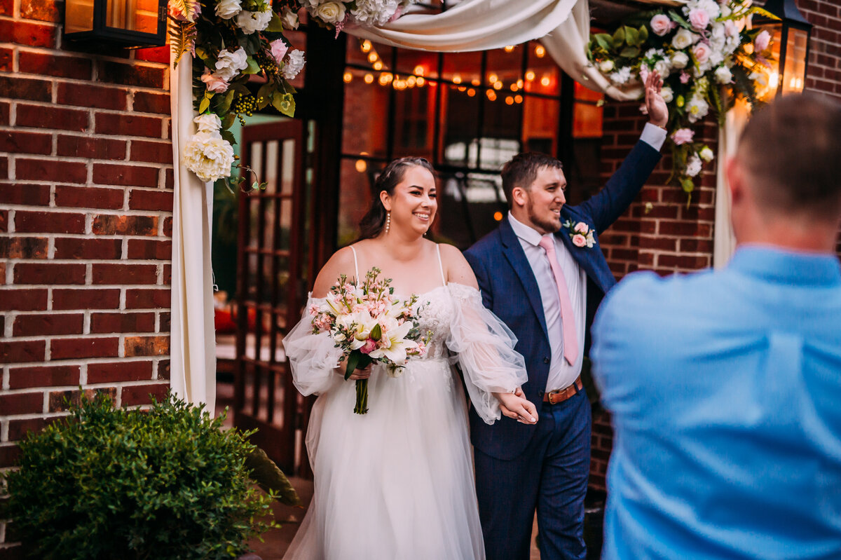 Couple-coming-into-reception