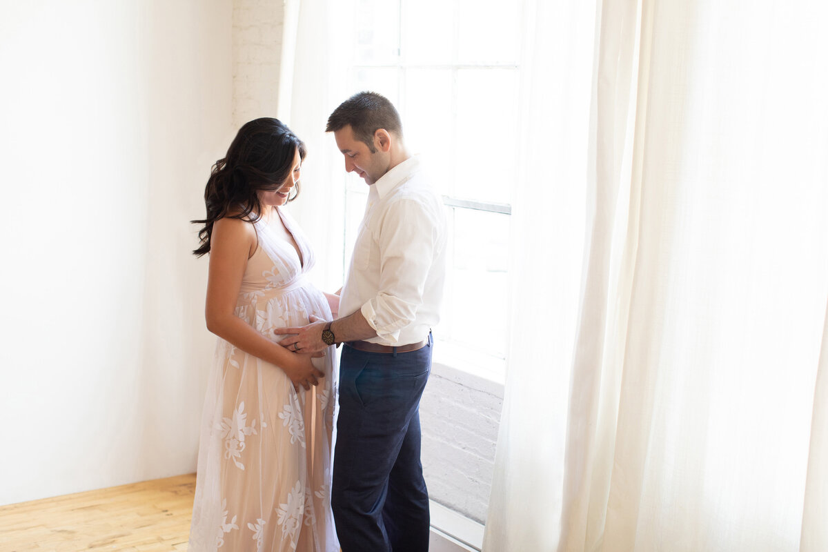 maternity-couple-standing
