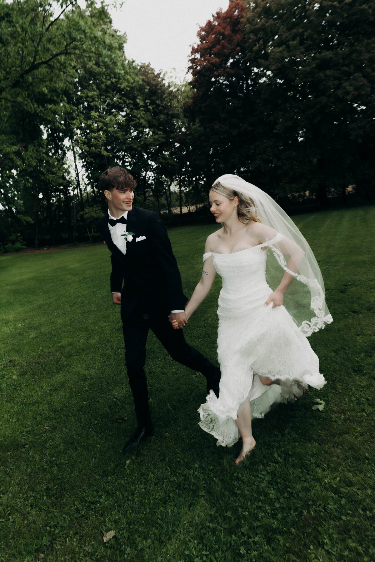 bride and groom running wedding photography hillcrest estate