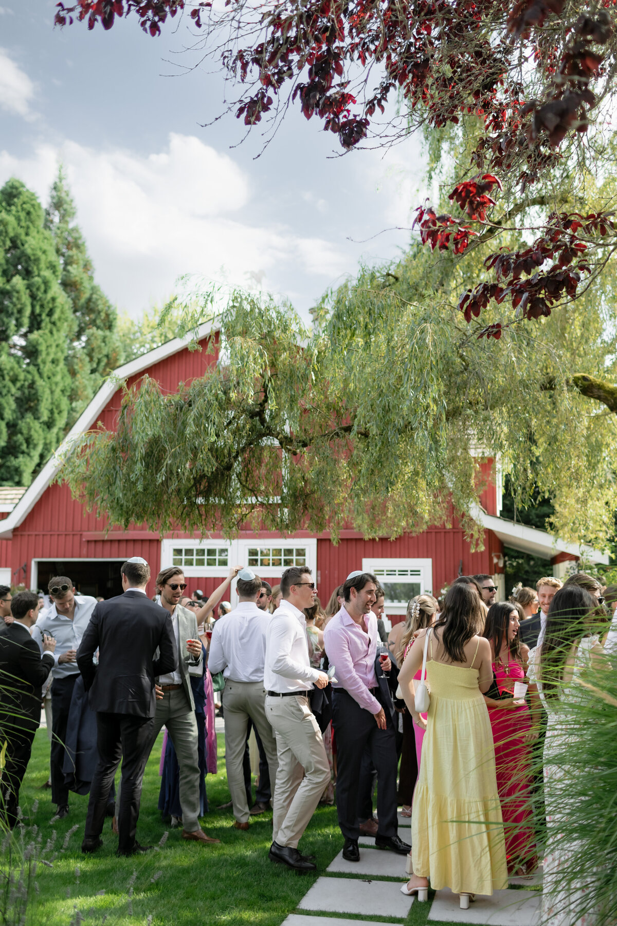 MeghanHemstra-Colourful-Vancouver-Garden-Wedding-44