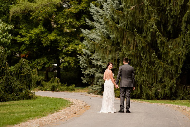 couple walking into the Hyeholde on their wedding day
