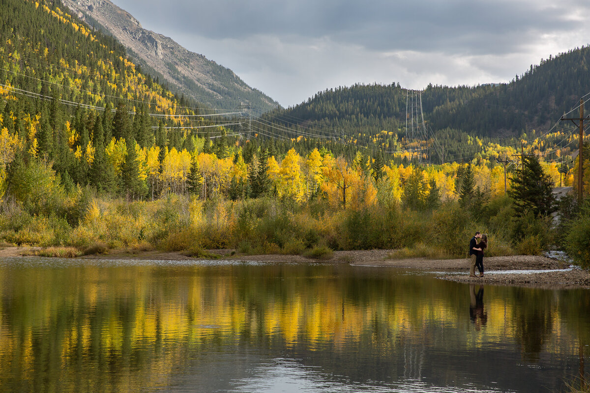 fall-engagement-photos-at-lake-with-aspens-guanella-pass-colorado