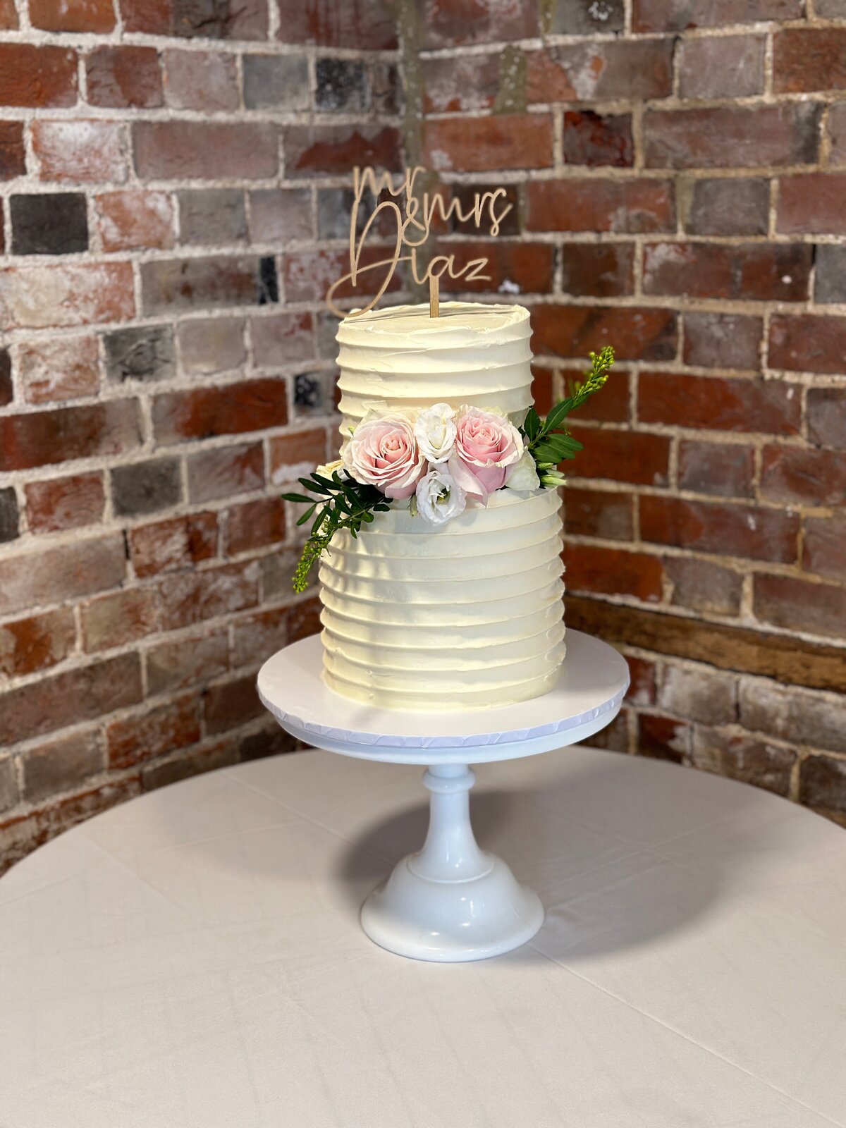 layers-graces-buttercream-wedding-cake-gaynes-park-fresh-flowers