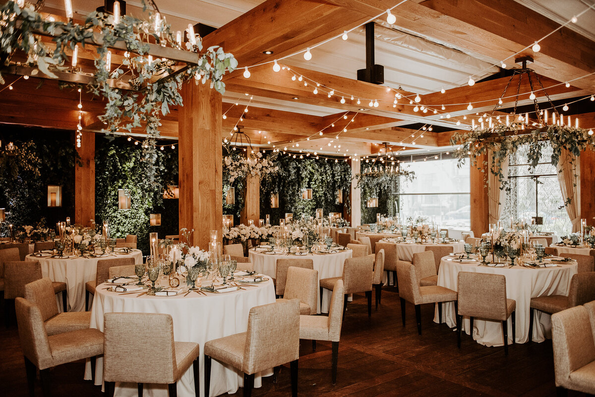 Elegant decor at Restaurant Beatrice with tables that feature centrepieces of lush white flowers.