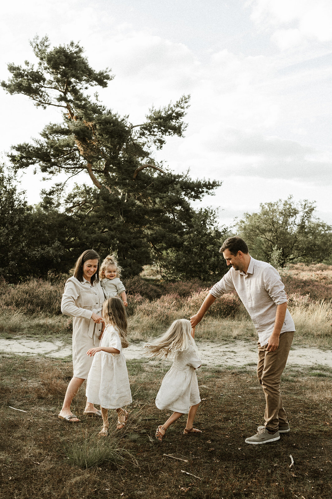 Gezinsfotografie in Nijlen tijdens golden hour – pure, spontane momenten vastgelegd in de heide.