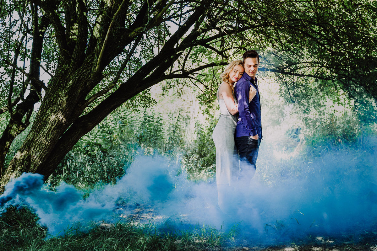 Loveshoot met blauwe rookbom in de natuur Copyright Nanda Zee-Fritse | FOTOZEE