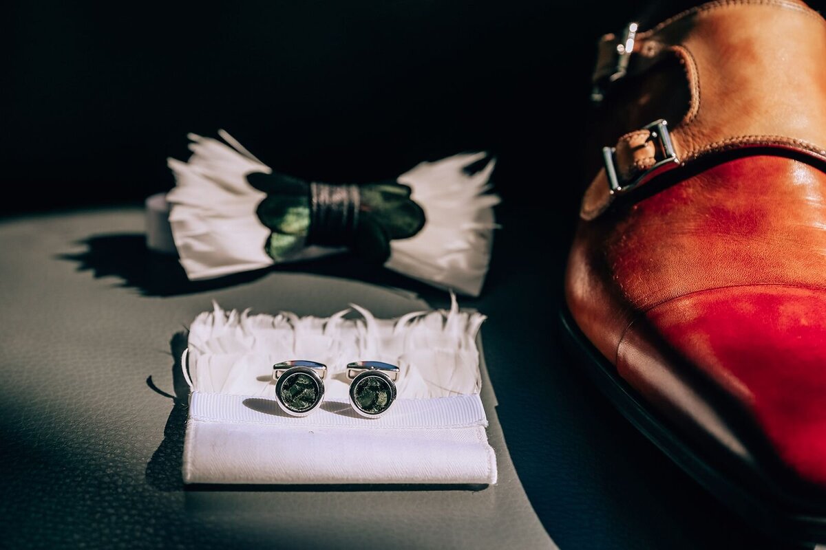 grooms details photo with his shoes and bowtie