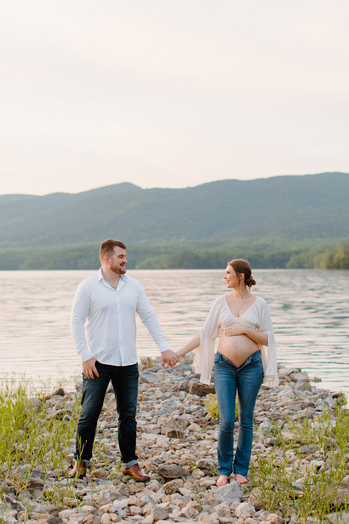 Documentary-Maternity-Session-at-Carvins-Cove-RJ-116