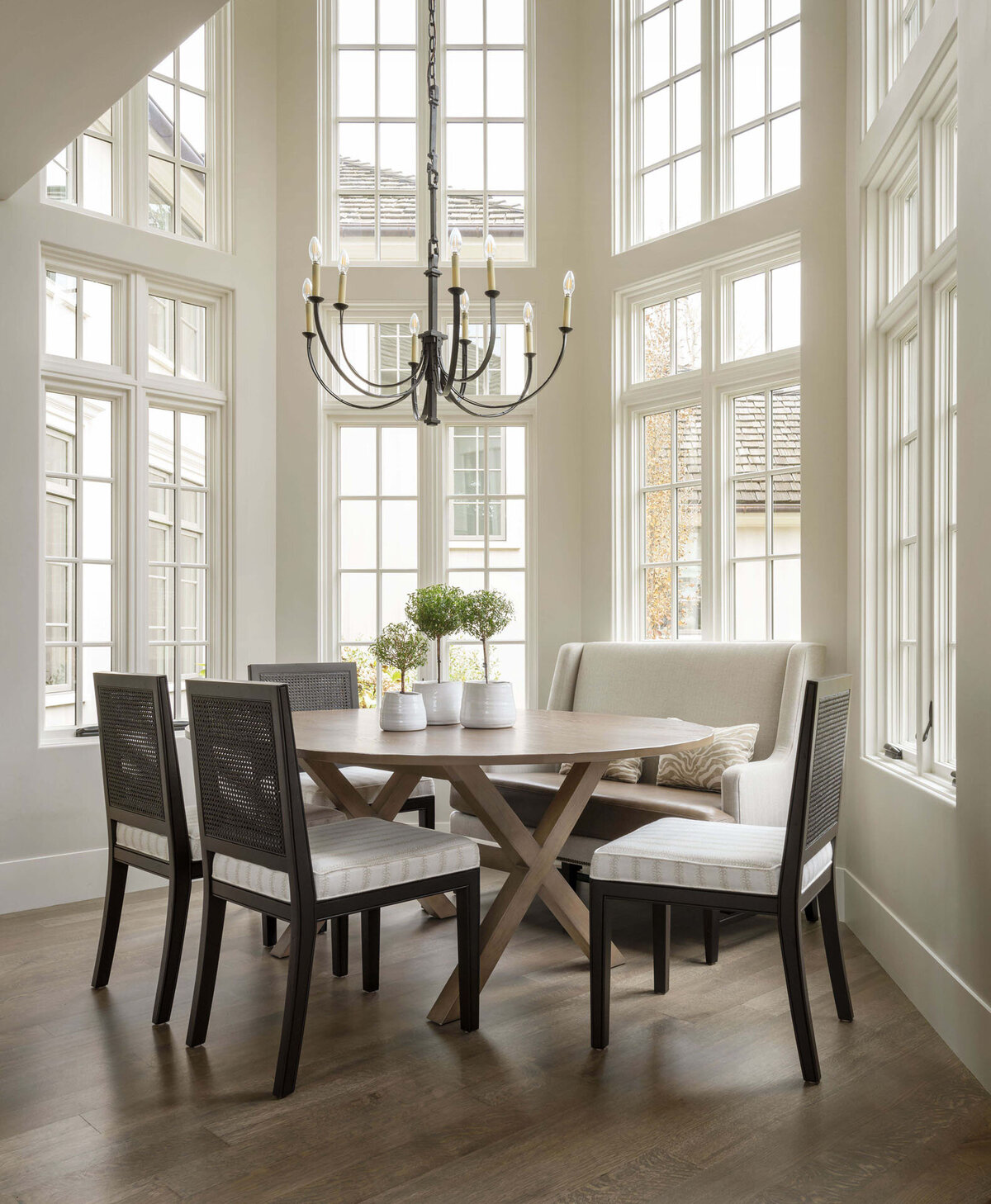 5-window-wall-breakfast-nook-oval-table-banquette