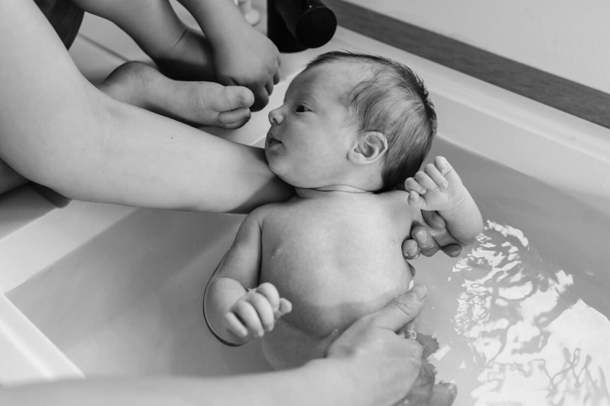 Lifestyle-newborn-foceni-doma_rodinna-fotografka-Praha-vychod_Karolina-Ticha-33