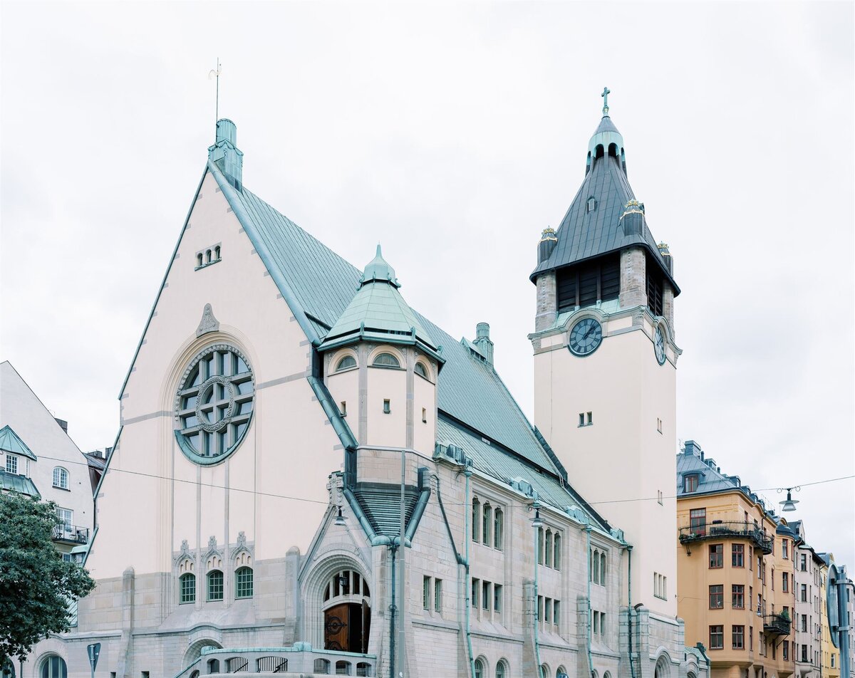 Bröllopsfotograf i Stockholm helloalora Anna Lundgren destination bröllop på Stallmästaregården vid Brunnsviken i Stockholm med vigsel i Sankt Matteus kyrka